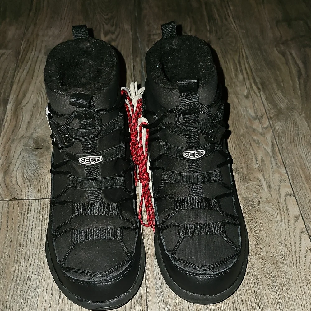KEEN Unseen SNK Chukka Black and Red Winter Boots 8 Black Water Proof New